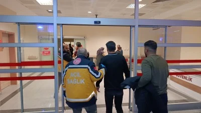 Adıyaman'da minib&uuml;s ile motosikletin &ccedil;arpıştığı kazada 1'i ağır 3 kişi yaralandı