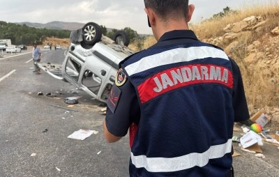 Adıyaman'da otomobil ile hafif ticari ara&ccedil; &ccedil;arpıştı, 5 kişi yaralandı