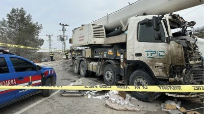 Adıyaman'da tır ile vincin &ccedil;arpıştığı kazada 2 kişi ağır yaralandı