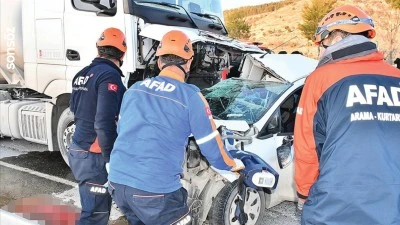 Adıyaman'da yakıt tankeri ile otomobilin &ccedil;arpıştığı kazada 3 kişi &ouml;ld&uuml;, 4 kişi yaralandı