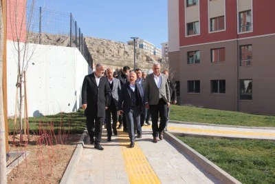 Adıyaman'daki k&ouml;y muhtarları yapımı devam eden kalıcı konutları gezdi