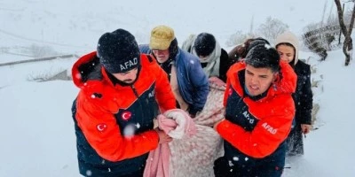 AFAD ekipleri ayağı kırılan kız &ccedil;ocuğunu paletli ara&ccedil;la hastaneye ulaştırdı