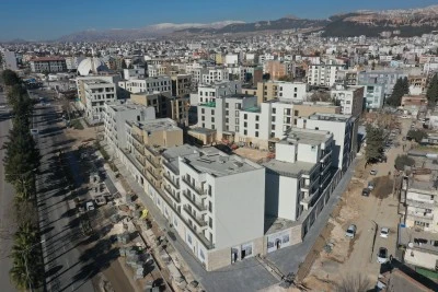 Afetzedeler i&ccedil;in yapılan binaların inşası s&uuml;r&uuml;yor
