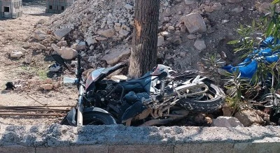 Ağaca &ccedil;arpan motosikletin s&uuml;r&uuml;c&uuml;s&uuml; ve beraberindeki kişi &ouml;ld&uuml;