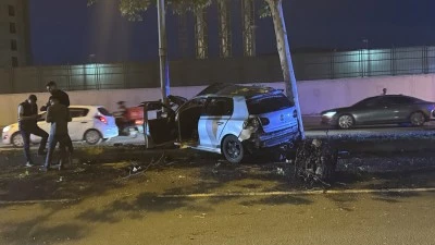 Ağaca &ccedil;arpan otomobildeki 3 kişi yaralandı
