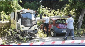 Ağacın kırılan dallarının d&uuml;şt&uuml;ğ&uuml; 5 ara&ccedil; zarar g&ouml;rd&uuml;