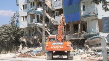 Ağır hasarlı 6 bina kontroll&uuml; şekilde yıkıldı