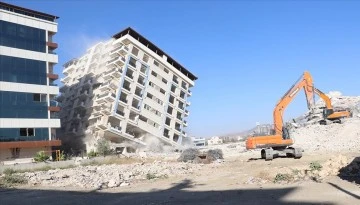 Ağır hasarlı 9 bina kontroll&uuml; yıkıldı