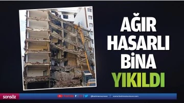 Ağır hasarlı bina yıkıldı