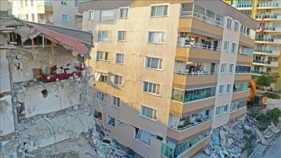 Ağır hasarlı binaların yıkımı devam ediyor