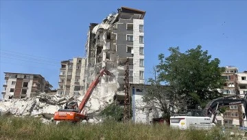 Ağır hasarlı binaların yıkımı s&uuml;rd&uuml;