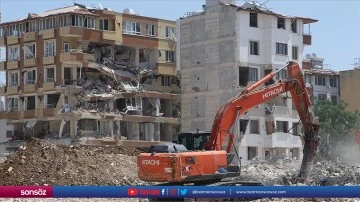  Ağır hasarlı binaların yıkımı s&uuml;r&uuml;yor