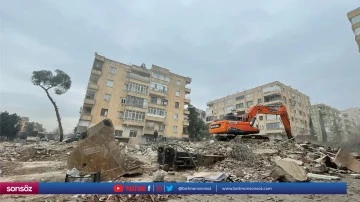 Ağır hasarlı binaların yıkımı s&uuml;r&uuml;yor
