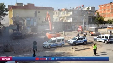 Ağır hasarlı binaların yıkımı s&uuml;r&uuml;yor