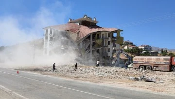 Ağır hasarlı binaların yıkımı sürüyor