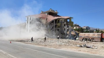 Ağır hasarlı binaların yıkımı s&uuml;r&uuml;yor