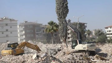 Ağır hasarlı binaların yıkımı s&uuml;r&uuml;yor
