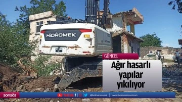 Ağır hasarlı yapılar yıkılıyor