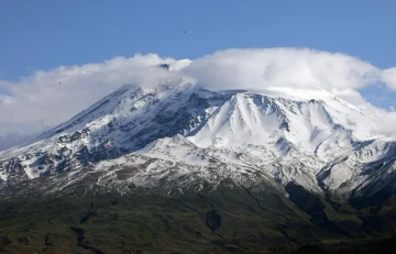 Ağrı Dağı'na mayıs ayında kar yağdı
