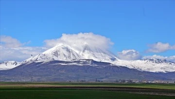 Ağrı'daki K&ouml;sedağ'ın zirvesi ilkbaharda karla kaplandı