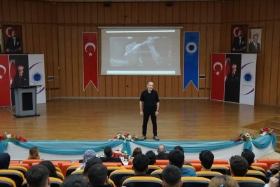 Ahmet Sula, &uuml;niversitede sunum yaptı