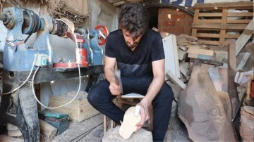 Ahşap oymacılığı mutfak gere&ccedil;leri yapıyor