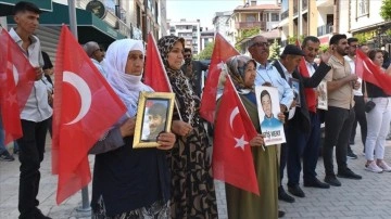 Aileler T&uuml;rk Bayraklarıyla DEM Parti İl Başkanlığına Y&uuml;r&uuml;d&uuml;