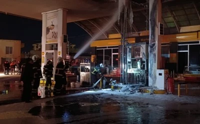 Akaryakıt istasyonunda &ccedil;ıkan yangın s&ouml;nd&uuml;r&uuml;ld&uuml;