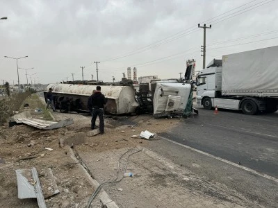 Akaryakıt y&uuml;kl&uuml; tanker ile kamyonetin &ccedil;arpıştığı kazada 4 kişi yaralandı