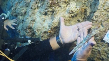 Akdeniz'deki su altı kazısında 3 bin 600 yıllık tun&ccedil; han&ccedil;er bulundu