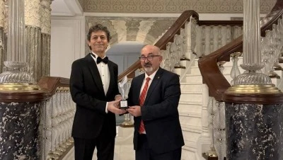 Akif Manaf&rsquo;a Bir Barış &Ouml;d&uuml;l&uuml; Daha: D&uuml;nyaca &Uuml;nl&uuml; Yazar Egey&ouml;n Barış &Ouml;d&uuml;l&uuml;n&uuml; Aldı