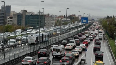 Akşam saatlerinde trafik yoğunluğu yaşanıyor