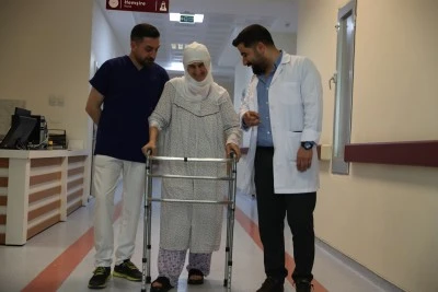 Aksayarak y&uuml;r&uuml;mekten kal&ccedil;a proteziyle kurtuldu