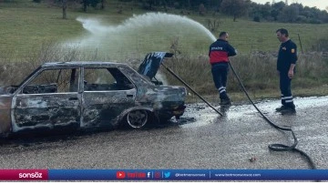 Alev alan otomobilde hasar oluştu