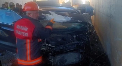 Alt ge&ccedil;idin duvarına &ccedil;arpan SUV tipi ara&ccedil;taki 5 kişi yaralandı