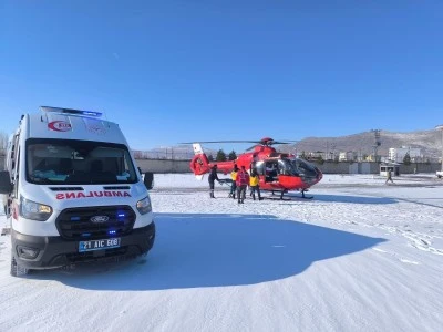 Ambulans helikopter ve paletli ambulans hasta bebek ile 1 &ccedil;ocuk i&ccedil;in seferber oldu