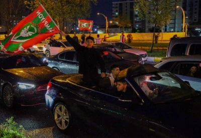 Amedspor taraftarıları, S&uuml;per Lig'e y&uuml;kselmenin sevincini yaşıyor