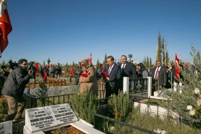 Anahtar Parti Genel Başkanı Ağıralioğlu, Adıyaman'da Deprem Şehitliği'ni ziyaret etti