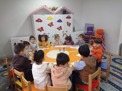 Anneler kurs alırken, &ccedil;ocukları oyunla gelişiyor
