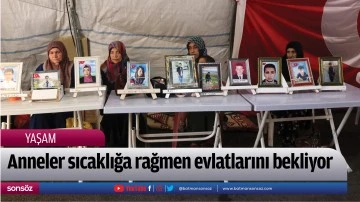 Anneler sıcaklığa rağmen evlatlarını bekliyor