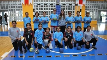 Antren&ouml;r polislerin yetiştirdiği gen&ccedil; sporcular, şampiyonalara hazırlanıyor