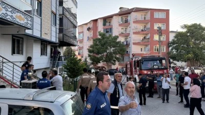 Apartmanda &ccedil;ıkan yangında 8 kişi dumandan etkilendi