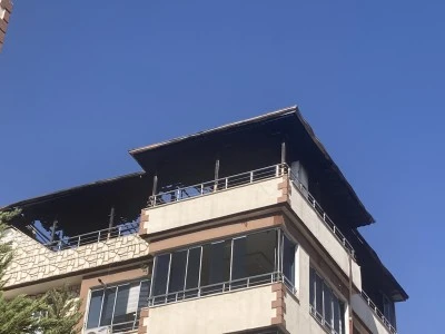Apartmanın terasında &ccedil;ıkan yangın s&ouml;nd&uuml;r&uuml;ld&uuml;