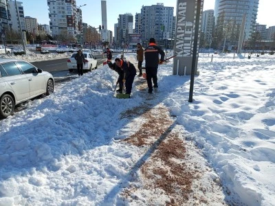 Ara&ccedil; trafiğine a&ccedil;ık olduğu kentte buzlanmaya karşı m&uuml;cadele s&uuml;r&uuml;yor