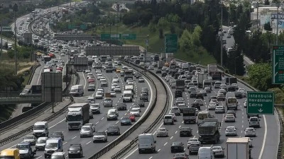  Aracın camından ayağını &ccedil;ıkaran s&uuml;r&uuml;c&uuml;ye para cezası