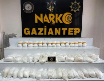 Ara&ccedil;ta uyuşturucu ele ge&ccedil;irilmesine ilişkin 2 ş&uuml;pheli tutuklandı