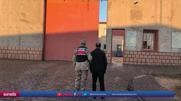 Aranan h&uuml;k&uuml;ml&uuml; cezaevi ziyareti sırasında yakalandı