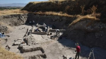 Arslantepe H&ouml;y&uuml;ğ&uuml;'nde 6 bin 400 yıllık fırın bulundu