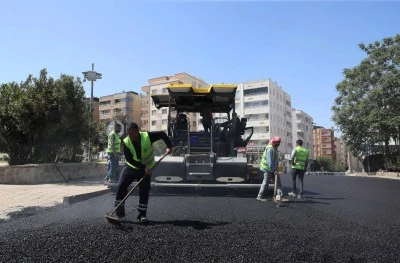 Artuklu il&ccedil;esinde asfalt &ccedil;alışmalarını s&uuml;rd&uuml;r&uuml;yor