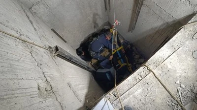 Asans&ouml;r boşluğuna d&uuml;şen 2 iş&ccedil;i ağır yaralandı